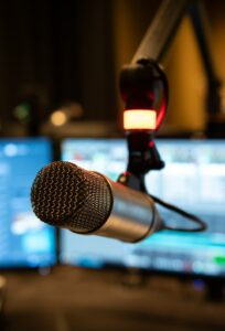 a microphone in front of a computer monitor o6b3 2ylhlo 204x300 a microphone in front of a computer monitor o6b3 2ylhlo 204x300